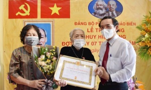 Thành ủy Thành phố Hồ Chí Minh trao tặng, truy tặng Huy hiệu Đảng đợt 19-5